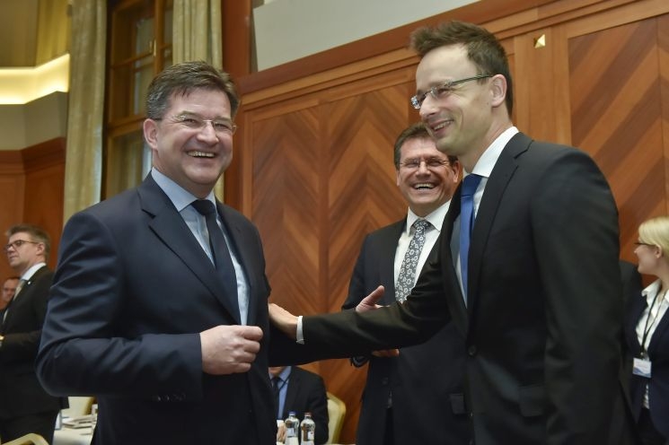 Szijjártó sokkal jobban érezte magát a Magas Tártában, mint Áder Törökországban Szijjártó sokkal jobban érezte magát a Magas Tártában, mint Áder Törökországban
