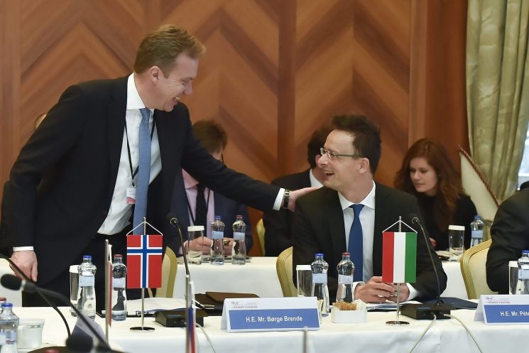 Szijjártó sokkal jobban érezte magát a Magas Tártában, mint Áder Törökországban Szijjártó sokkal jobban érezte magát a Magas Tártában, mint Áder Törökországban