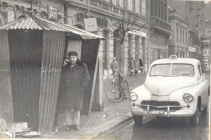 Új telefonfülkét kapott a 17-es AKÖV Köztársaság téri taxiállomása, 1964. dec Új telefonfülkét kapott a 17-es AKÖV Köztársaság téri taxiállomása, 1964. dec