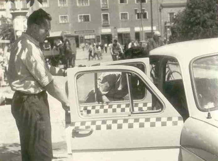Köztársaság téri taxiállomás, 1960. július Köztársaság téri taxiállomás, 1960. július