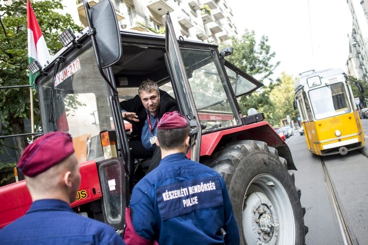 Az állami földek eladása ellen demonstráltak ellenzéki pártok a Kossuth téren