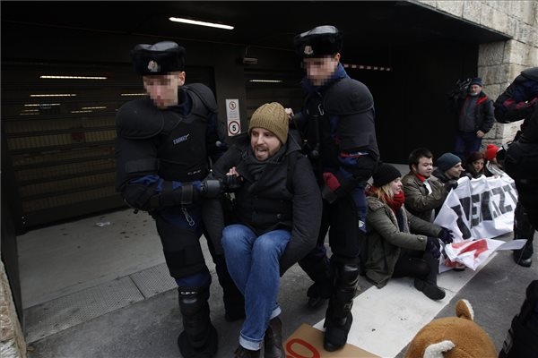 Demonstráció volt a parlamenti mélygarázsnál