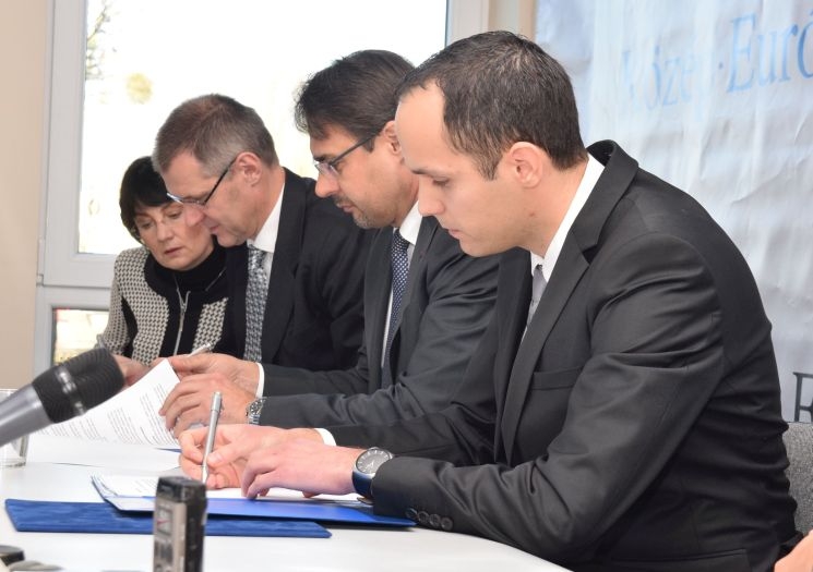Michael Reinig (LUK), Kocsis Ernő (Roto Elzett) és Pócza Zsolt (Uniriv) aláírják a szerződést Michael Reinig (LUK), Kocsis Ernő (Roto Elzett) és Pócza Zsolt (Uniriv) aláírják a szerződést