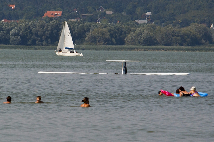 Vitorlázó repülőgép zuhant a vízbe Balatonberénynél Vitorlázó repülőgép zuhant a vízbe Balatonberénynél