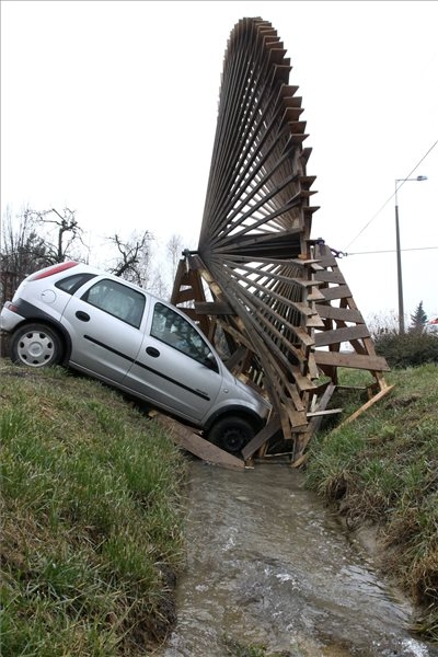 A csopaki vizikeréknek hajtott egy autó