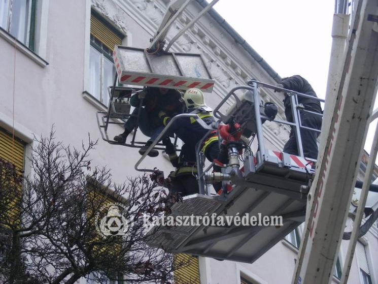 Két emelet magasságban lógtak a munkások Szombathelyen Két emelet magasságban lógtak a munkások Szombathelyen