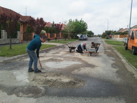 Önerőből kátyúztak a lakók Zanaton Önerőből kátyúztak a lakók Zanaton
