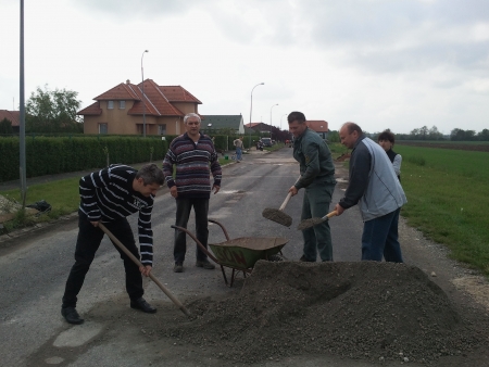 Önerőből kátyúztak a lakók Zanaton Önerőből kátyúztak a lakók Zanaton