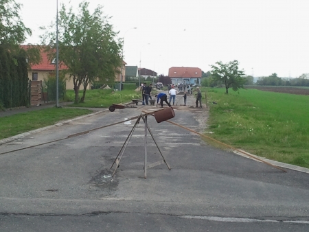 Önerőből kátyúztak a lakók Zanaton Önerőből kátyúztak a lakók Zanaton