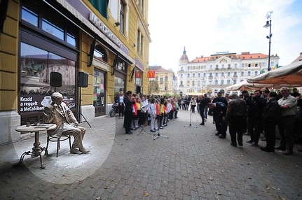 Sorozatos támadás éri országszerte a Weöres Sándor szobrokat