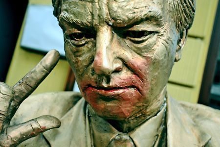 Újabb atrocitás érte a pécsi Weöres Sándor-szobrot Újabb atrocitás érte a pécsi Weöres Sándor-szobrot