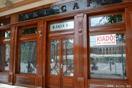 Bezárt boltok, Fő tér, Uránia udvar