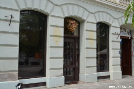 Bezárt boltok, Fő tér, Uránia udvar