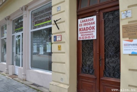 Bezárt boltok, Fő tér, Uránia udvar