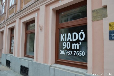 Bezárt boltok, Fő tér, Uránia udvar
