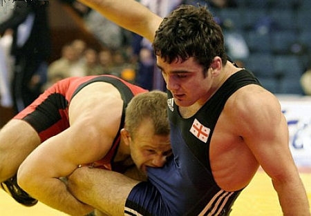 A küzdősportokban az ellenfelek olykor váratlan fogásokkal rukkolnak elő.