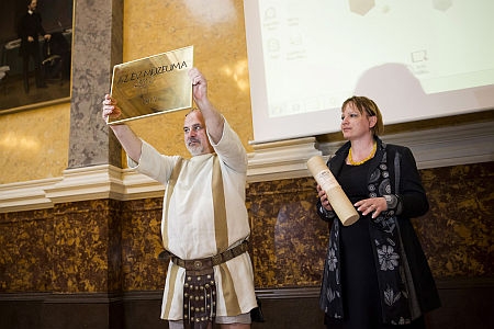 Csapláros Andrea, a szombathelyi Iseum Savariense Régészeti Műhely és Tárház igazgatója (j), és Sosztarits Ottó szakmai vezető,