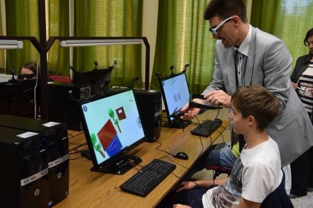 Csúcslabort adtak át a szombathelyi Paragvári utcai iskolában Csúcslabort adtak át a szombathelyi Paragvári utcai iskolában