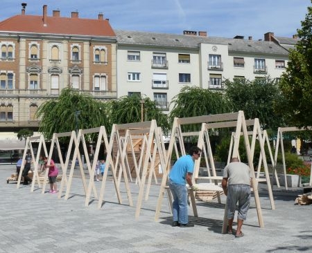 Építik a karneváli vásárt a Fő téren Építik a karneváli vásárt a Fő téren