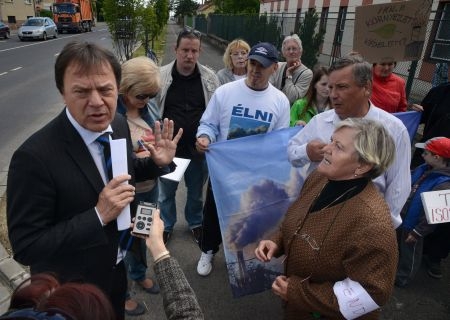 ér Lászlóné, a lakók képviselője (j) és a tüntetők Molnár Miklós alpolgármestert (b) hallgatják