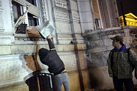 Megdobálták a budapesti Fidesz-székházat Megdobálták a budapesti Fidesz-székházat
