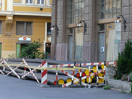 Mik azok a gázcsövek a Hotel Savaria előtt?