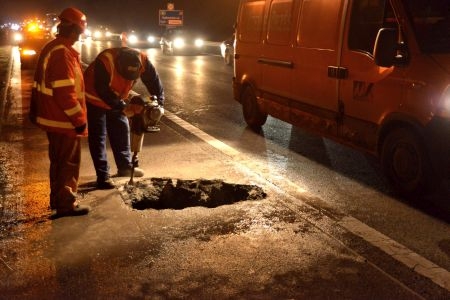 Beszakadt az M1-es leállósávja Győrnél Beszakadt az M1-es leállósávja Győrnél