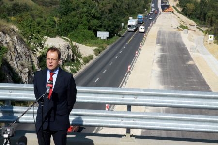 Új felüljáró a 8-as úton Hajmáskérnél Új felüljáró a 8-as úton Hajmáskérnél