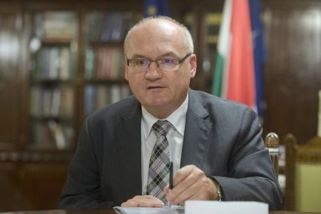 Meneszthetik Hende Csabát