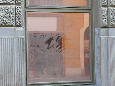 Kortárs grafiti-művészet a Savaria Hotel ablakain Kortárs grafiti-művészet a Savaria Hotel ablakain