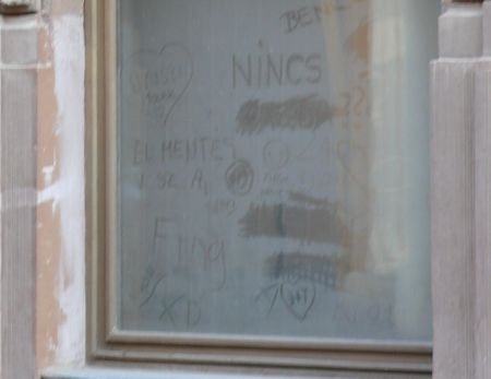 Kortárs grafiti-művészet a Savaria Hotel ablakain Kortárs grafiti-művészet a Savaria Hotel ablakain