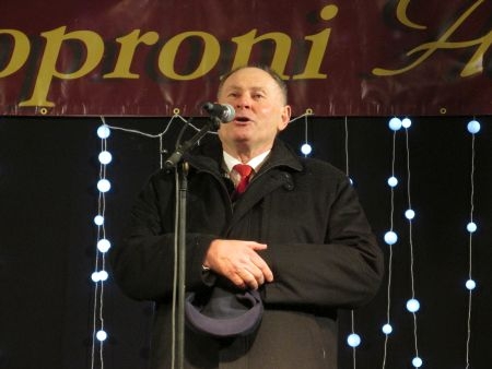 Esős időben nyílt meg a karácsonyi vásár Sopronban Esős időben nyílt meg a karácsonyi vásár Sopronban