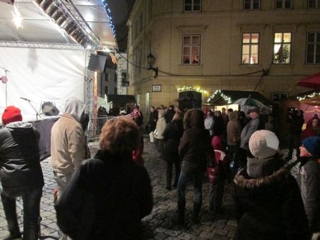Esős időben nyílt meg a karácsonyi vásár Sopronban Esős időben nyílt meg a karácsonyi vásár Sopronban