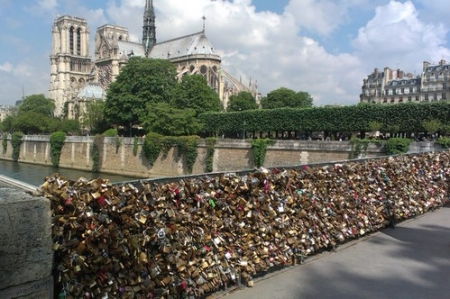 Szerelemlakatok a Notre-Dame-nál Szerelemlakatok a Notre-Dame lábánál