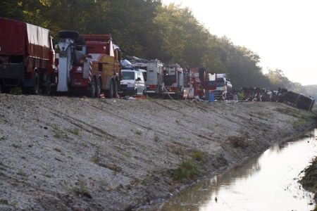 Nádasdnál átfejtették a benzolt az oldalára borult járműből