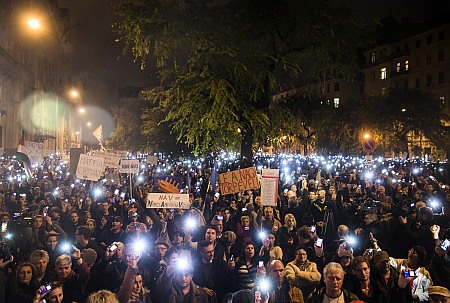 A Nemzetgazdasági Minisztérium előtt is tüntettek A Nemzetgazdasági Minisztérium előtt is tüntettek