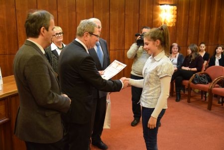 Hátrányos helyzetűek, de jó tanulók - átadták az idei Petz-ösztöndíjakat Szombathelyen