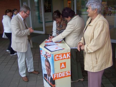 Puskás Tivadar a Savaria Plazánál kampányolt Puskás Tivadar a Savaria Plazánál kampányolt