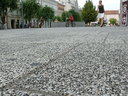 Rágógumik a szombathelyi Fő téren Rágógumik a szombathelyi Fő téren