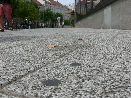 Rágógumik a szombathelyi Fő téren Rágógumik a szombathelyi Fő téren