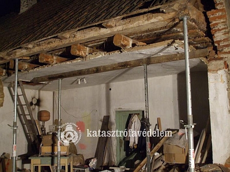 Kidőlt egy ház fala Répcelakon Kidőlt egy ház fala Répcelakon