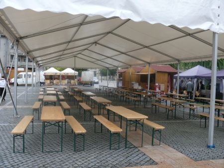 Hatalmas rendezvénysátor a szombathelyi Fő téren Hatalmas rendezvénysátor a szombathelyi Fő téren