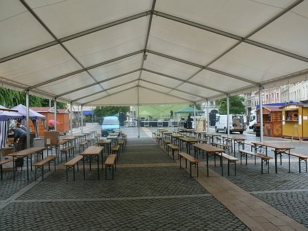 Hatalmas rendezvénysátor a szombathelyi Fő téren Hatalmas rendezvénysátor a szombathelyi Fő téren
