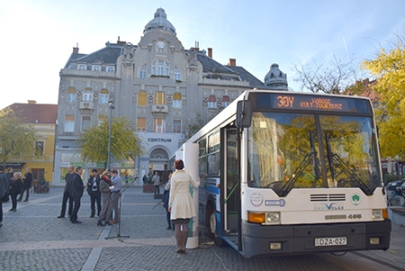Szent Mártonról szóló fotókiállítás nyílt a 30Y buszon