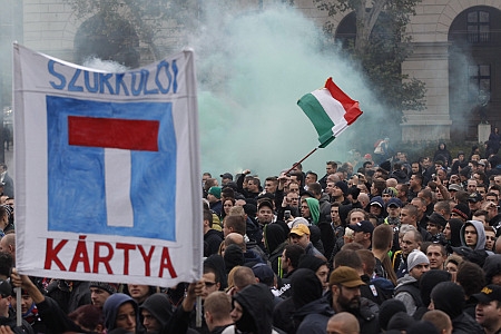 Futballklubok szurkolói csoportjainak demonstrációja