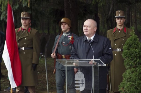 Több nemzet elhunyt katonáira emlékeztek kedden Szombathelyen, a Jáki úti temető katonai parcellájában. Több nemzet elhunyt katonáira emlékeztek kedden Szombathelyen, a Jáki úti temető katonai parcellájában.