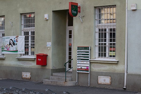 Kaotikus állapotok a Vasút utcai postánál Szombathelyen Kaotikus állapotok a Vasút utcai postánál Szombathelyen