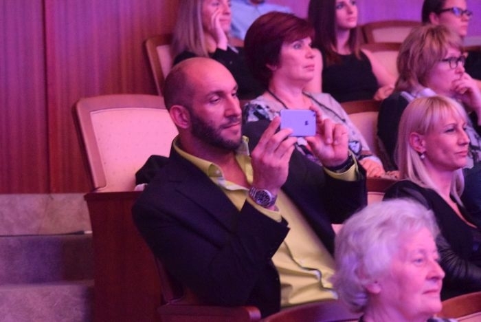Berki Krisztián a nézőtérről mobiljával fotózza Czippán Anettet Berki Krisztián a nézőtérről mobiljával fotózza Czippán Anettet