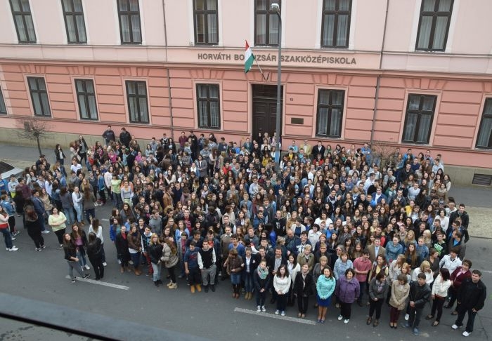 Utcai csoportkép a szombathelyi Zrínyi utcában