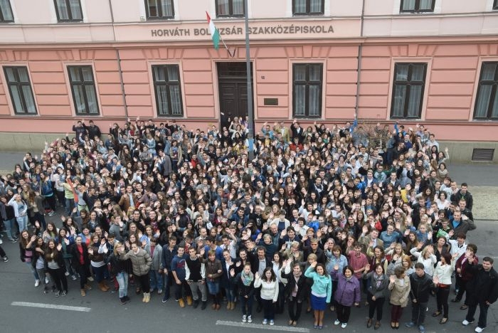 Utcai csoportkép a szombathelyi Zrínyi utcában